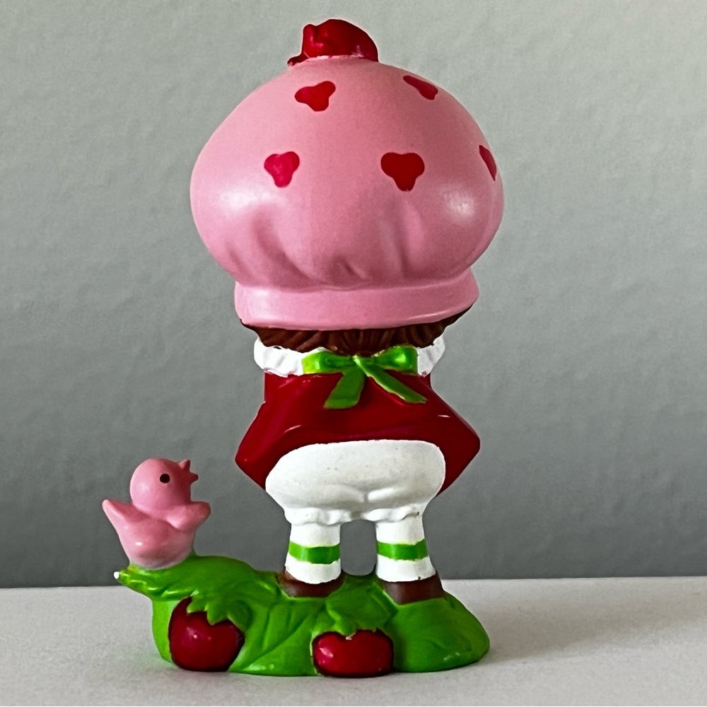 Vintage Strawberryland Miniature: Strawberry Shortcake Picking Berries: RARE - Picture 2 of 7